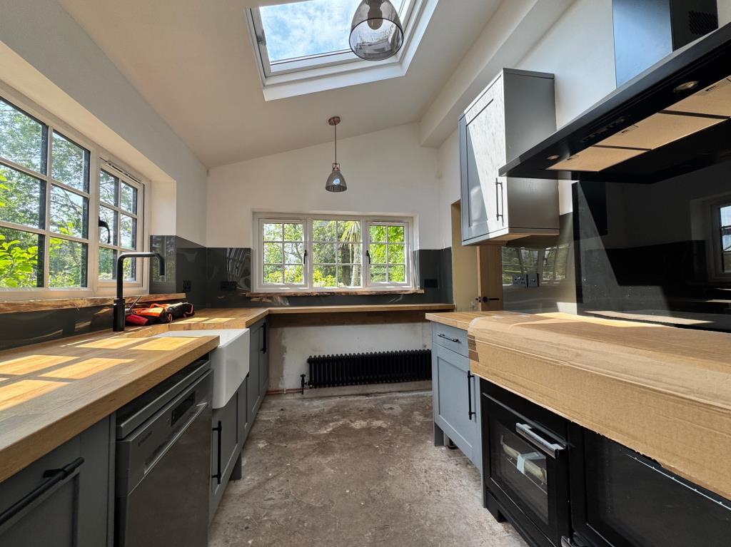 Lot: 157 - THREE-BEDROOM DETACHED COTTAGE - Modern kitchen space
